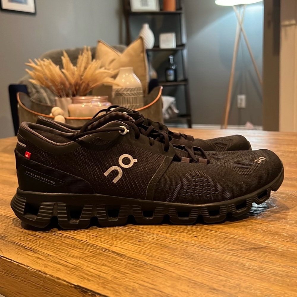 Women’s size 10 on cloud, black athletic shoes